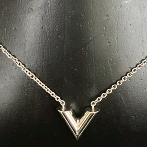 Auth Louis Vuitton "V" Necklace - Picture 3 of 6